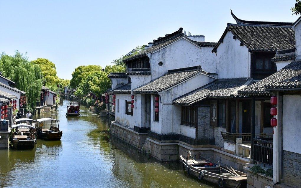 陈红瘦太狠!穿抹胸裙差点挂不住了,难怪身旁的孙红雷都乐开了花